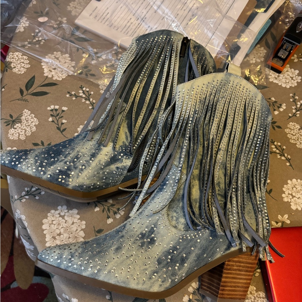 Beautiful Blue Jean Fringe with Sparkles Boots. New condition. Size 11 Wide. - Picture 8 of 11
